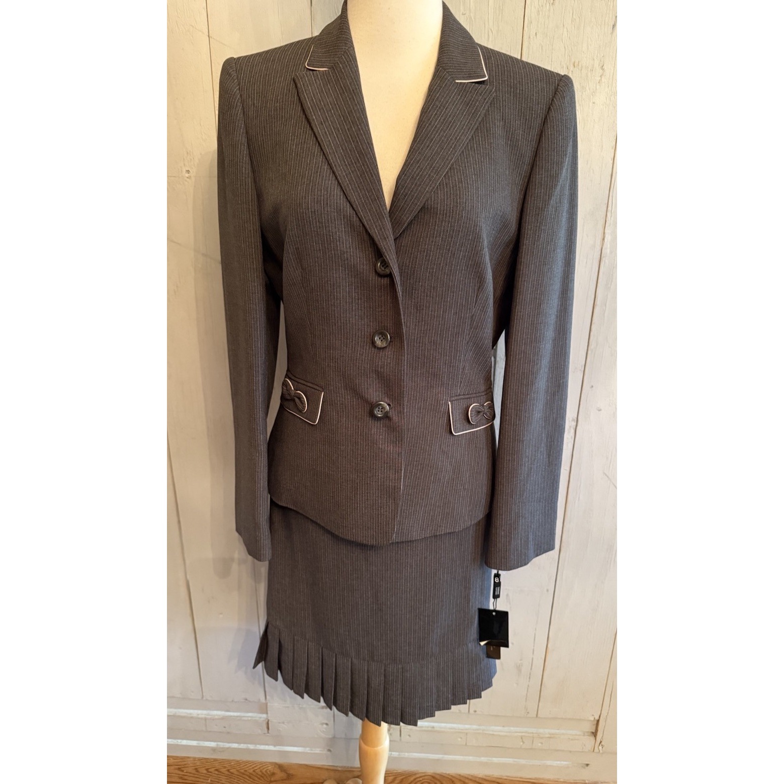Tahari Asl Skirt Suit Grey Pink Stripe Pleated Skirt Set Bow Pockets S-8 Rt-280$